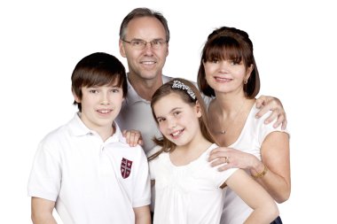 kameraya gülümseyen mutlu bir aile portresi yakından