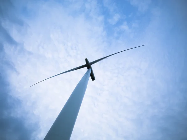 923 visão de baixo ângulo de uma turbina eólica — Fotografia de Stock