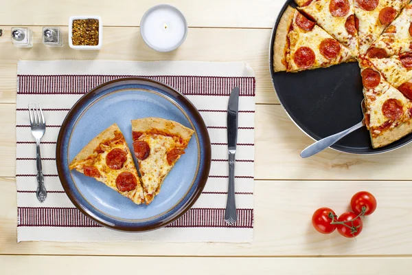 936 overhead shot de pizza em placa — Fotografia de Stock