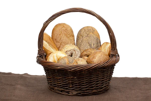 Ένα καλάθι με ποικιλία ψωμιών — Φωτογραφία Αρχείου