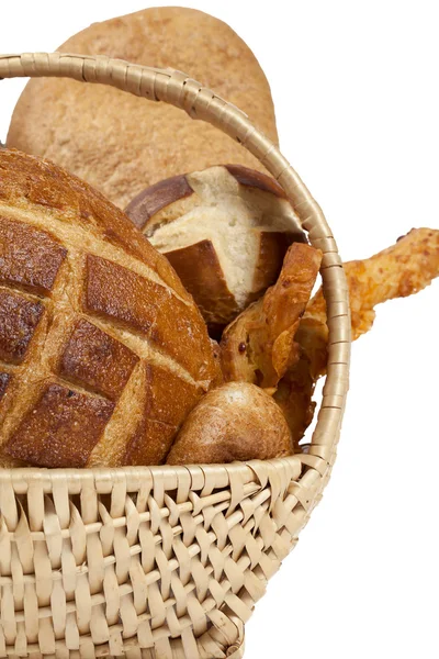 Un cesto con un assortimento di pane — Foto Stock