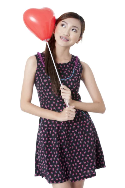 Uma bela senhora segurando um balão em forma de coração — Fotografia de Stock