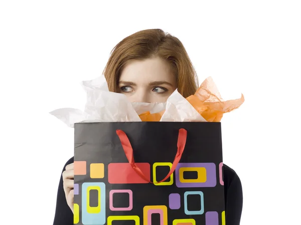 Una mujer rubia escondiendo su cara en una bolsa de compras —  Fotos de Stock