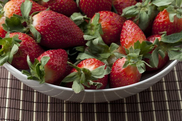 Eine Schüssel rosa Erdbeeren — Stockfoto