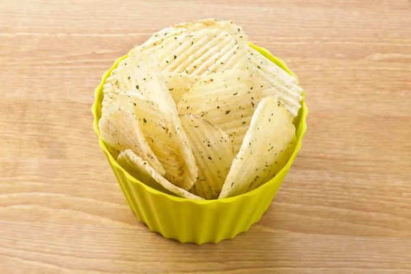 Un tazón de crema agria y patatas fritas con sabor a cebolla —  Fotos de Stock
