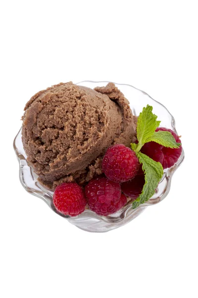 Uma tigela com sorvete de chocolate e framboesas — Fotografia de Stock