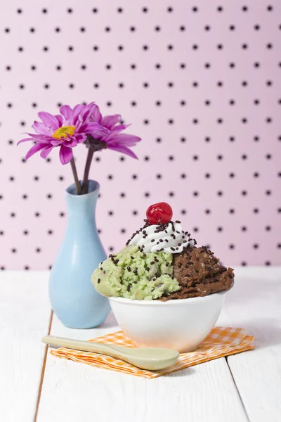 Un tazón con helado de menta y chocolate — Foto de Stock