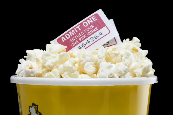 Un cubo de palomitas de maíz con dos entradas de cine — Foto de Stock