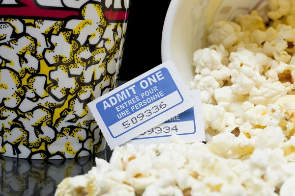 Wiadro z rozlanym popcorn i film bilety na stronie — Zdjęcie stockowe