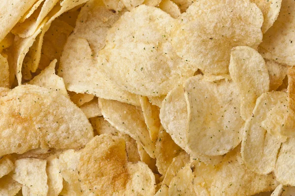 Кучка хрустящих картофельных чипсов — стоковое фото