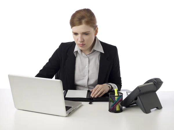 Una mujer de negocios navegando por la red — Foto de Stock