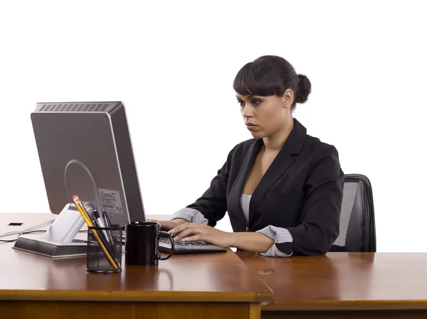 Eine geschäftige Büroangestellte auf ihrem Schreibtisch — Stockfoto