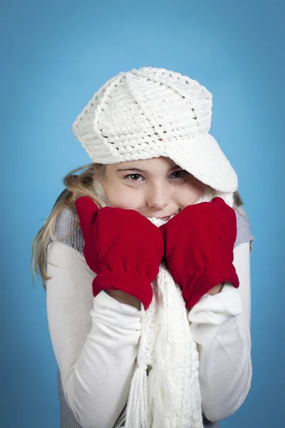 Une fille froide sur un fond bleu — Photo