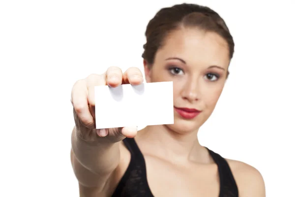 Modelo adolescente segurando cartão branco para usar para texto criativo — Fotografia de Stock