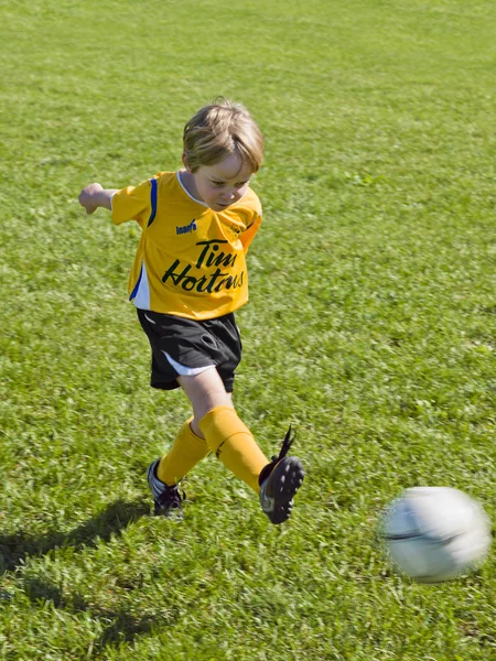 Kleiner Fußballer in Aktion — Stockfoto