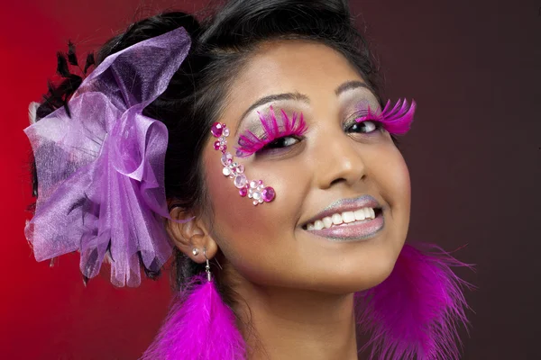 Sonriente joven mujer usando maquillaje —  Fotos de Stock