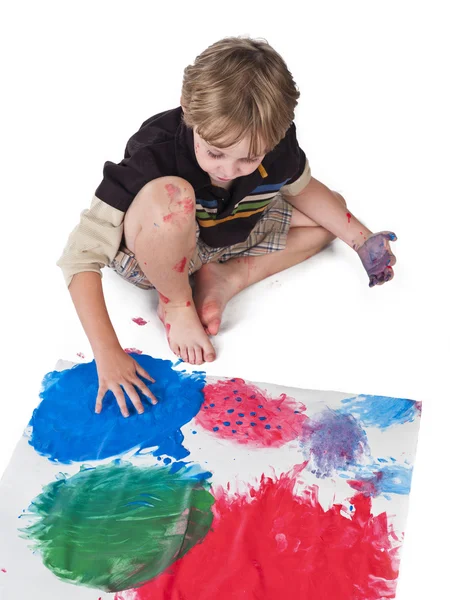 Visão de alto ângulo de um menino fazendo pintura — Fotografia de Stock