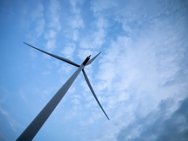 188 vista de ángulo bajo de una turbina eólica — Foto de Stock