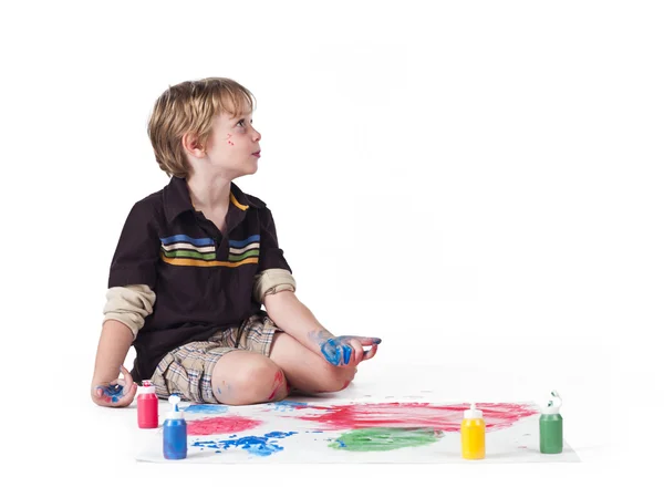 Jongen doet het schilderen op een stuk papier — Stockfoto