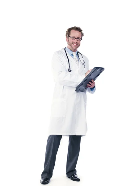 Szczęśliwy młody lekarz, sporządzanie sprawozdań — Zdjęcie stockowe