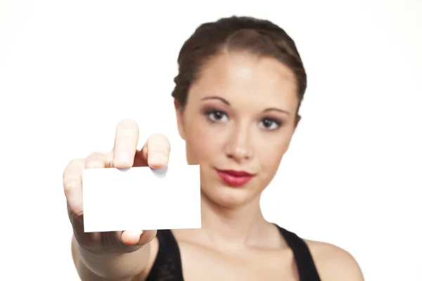 Modelo adolescente segurando cartão branco para usar para texto criativo — Fotografia de Stock