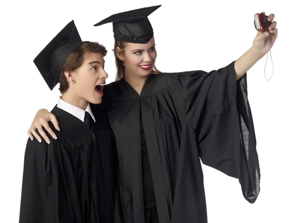 Estudiantes graduados tomando una foto — Foto de Stock