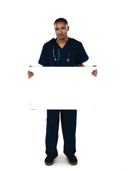 Nurse holding blank card — Zdjęcie stockowe
