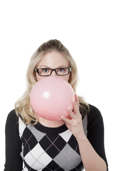 Femme soufflant la gomme à bulles — Photo