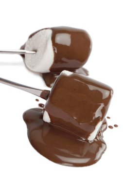 çikolata şurubu ile kaplı marshmallow