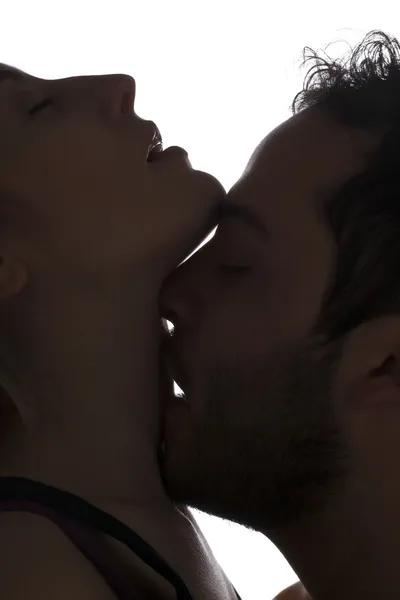 Мужчина целует женскую шею — стоковое фото