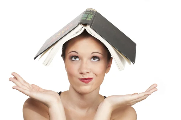 Verward expressie hoofd geschoten met boek op hoofd — Stockfoto