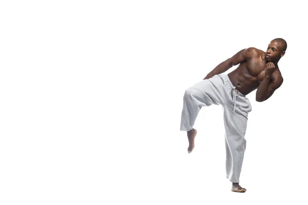 Африканский американец практикующий карате — стоковое фото