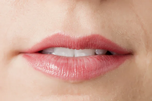 Labios brillantes femeninos — Foto de Stock