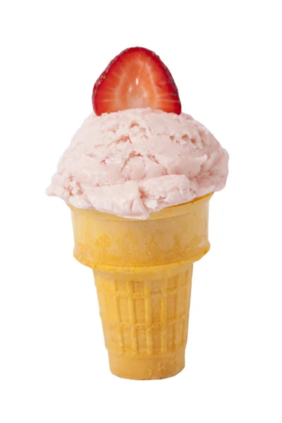Клубничное мороженое в конусе — стоковое фото