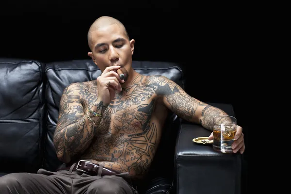 Hombre con tatuaje — Foto de Stock