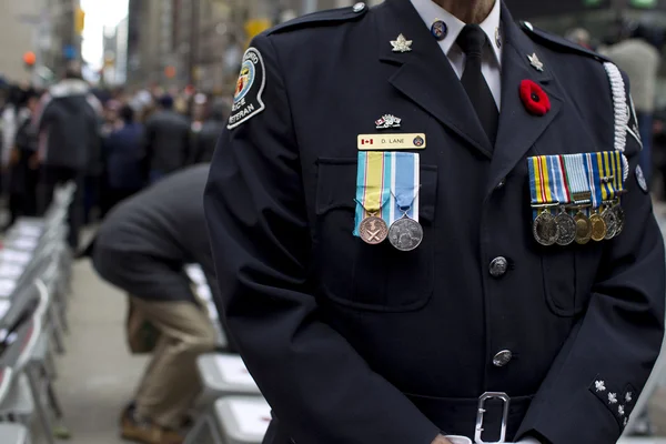 Mitten delen av en man klädd i en militär uniform och emblem — Stockfoto