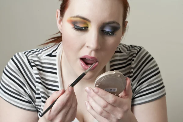 Mujer aplicando lápiz labial — Foto de Stock