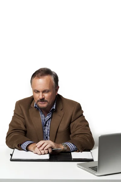 Uomo d'affari maturo al lavoro — Foto Stock