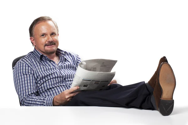 Reifer Geschäftsmann liest Zeitung — Stockfoto