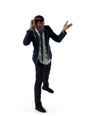 güneş gözlüğü ayarlama işadamı görünümü