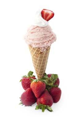 Çilekli lezzet dondurma strawberr ortasına konisi