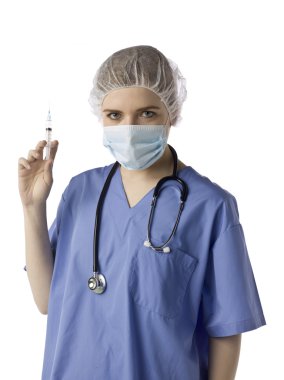 kadın doktor bir şırınga tutarak tıbbi takım elbise ile
