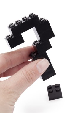 bir lego soru işareti yapısı ile tutarak yardım