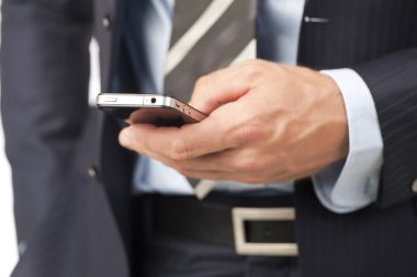 elini tutarak akıllı telefon