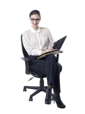 mutlu bir iş kadını sandalyeye çalışma