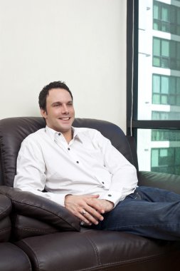 mutlu bir adam kanepede