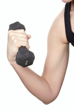 bir kadının elini bir halter kaldırma