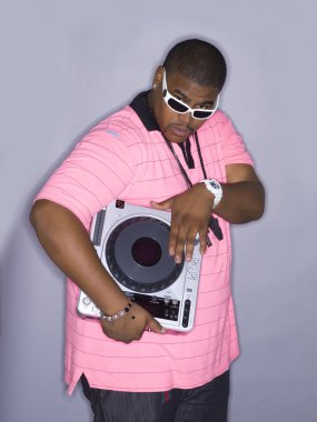 Afrika kökenli Amerikalı adam dj makine ile