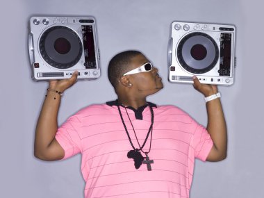 Afrika kökenli Amerikalı adam dj player ile