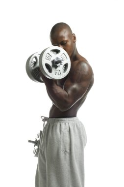 Afro-Amerikan kaslı adam dumbbell ile çalışma dışarı